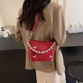 Rode crossbody emmertas met glanzende rimpeltextuur en zilveren vlinderversiering - Bordeauxrood