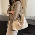 Beigefarbene große Tote-Tasche mit Buchstabendruck und weichem Leder-Finish für Damen - Cremeweiß