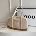 Bolso tote grande de tela beige con fondo de cuero marrón, asas blancas y logotipo geométrico - Caqui