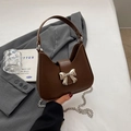 Sac bandoulière lune en cuir marron avec nœud argenté et bandoulière chaîne - Marron