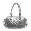 Schicke silberne Stepptasche mit Herzanhänger und verknotetem Griff für Damenmode - Silber