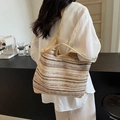 Große gestreifte Strohtasche mit braunen und beige Akzenten für Strand und Sommerreisen - Khaki & Beige