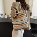 Bunte gestreifte Stroh-Tragetasche mit Schultergurten für Strand und lässigen Sommerstil - Blau Patchwork