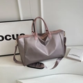 Sac de voyage grande capacité en satin rose lotus avec bandoulière réglable et dorures - Gris