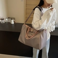 Grand sac de voyage rose grisâtre en nylon léger porté en bandoulière sur l'épaule - Rose