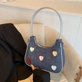 Borsa a mezzaluna in denim con toppe a cuore colorate e finiture argentate - Stile Denim Blu / Nero