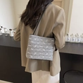 Bolso tipo cubo de lona gris con lazos combinado con blazer camel y pantalón blanco - Mariposa Gris Clara