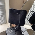 Elegante bolso tipo cubo de lona negra con diseño de lunares y lazo plateado - Negro