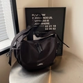 Borsa a tracolla a mezzaluna in nylon nero con tracolla larga e dettaglio logo - Nero