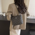 Bolso de lona gris oscuro con lunares de terciopelo y detalle de lazo metálico - Gris Oscuro con Lunares