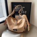 Borsa a tracolla a mezzaluna in nylon beige con cinturino largo e tirazip in corda - Cachi