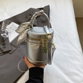 Borsa a cilindro argento chic con manico in foulard e dettagli rivetti dorati - Argento