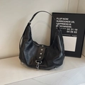 Borsa hobo in pelle nera con borchie a stella argentate e trama vintage granosa - Nero