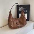 Borsa a spalla in pelle marrone con borchie a stella argentate e design hobo - Marrone