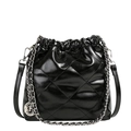 Sac seau matelassé noir avec finition brillante et bandoulière chaîne sur blanc - Noir