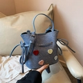 Blaue Denim-Beuteltasche mit bunten Herz-Patches und praktischem Tragegriff - Blau