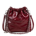 Sac seau matelassé bordeaux brillant avec bandoulière chaîne et cordon de serrage - Rouge