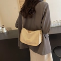 Elegante borsa a tracolla intrecciata a mezzaluna beige con finiture in pelle marrone - Bianco Sporco