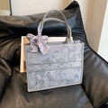Sac cabas brodé bleu-gris avec nœud en foulard lilas et ruban de marque chic - Style de Broderie de Paysage Gris (MAI-DD-5811) / Gris