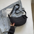 Große schwarze Halbmondtasche aus Nylon mit breitem Gurt und Logo-Stickerei-Details - Ohne Anhänger / Schwarz