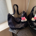 Borsa a tracolla a mezzaluna nera minimalista con ricamo e ciondolo in peluche - Con Ciondolo / Nero