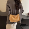 Elegante borsa a tracolla a mezzaluna intrecciata in paglia marrone con cinturino - Cachi