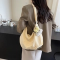 Borsa a mezzaluna in tela beige con ricami e ciondolo a fiocco in peluche - Con Ciondolo / Bianco Sporco