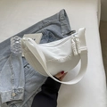 Weiße Nylon-Halbmondtasche mit Stickerei und breitem Gurt im minimalistischen Design - Ohne Anhänger / Gebrochenes Weiß