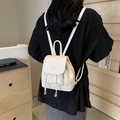 Mini witte leren rugzak met trekkoord en metalen bolvormige hanger voor dames - Off-wit