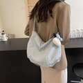 Grande borsa hobo a tracolla celeste con ricamo e ciondolo di peluche incluso - Con Ciondolo / Blu