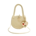 Handgemachte beige runde Strohtasche mit Herzanhänger und geschnitztem Holzknopfverschluss - Gebrochenes Weiß
