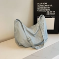 Borsa a mezzaluna in nylon azzurro con tracolla regolabile e design casual da donna - Senza Ciondolo / Blu
