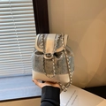 Mini zaino in denim blu con paillettes, finiture in pelle bianca e catena argento - Bianco Perlato