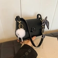 Petit sac carré en cuir noir avec pompon blanc et foulard rayé sur la poignée - Noir Avec Pendentif