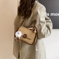 Sac sous le bras rétro kaki avec bordure brune, breloque peluche et foulard rayé - Khaki Avec Pendentif