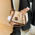 Sac bandoulière contrasté beige et marron avec foulard en soie et pompon en peluche - Riz Café Avec Pendentif