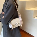 Sac bandoulière blanc crème avec bandoulière foulard en soie et breloque peluche design - Blanc Crème avec Pendentif