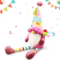 Detailaufnahme von Geburtstags-Wichtel mit rosa Hut, weißem Bart und Regenbogenbeinen - Geburtstagsstil