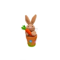 Osterhase im Terrakotta-Topf mit Blumen-Patches und orangefarbenem Karotten-Detail - Brauner Hase