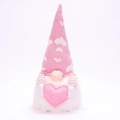 Gnomo de San Valentín rosa con patrones de corazón sosteniendo un corazón de peluche - Corazón Rosa