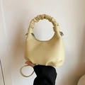 Borsa hobo da donna giallo crema alla moda con manico a pieghe e consistenza in pelle - Giallo