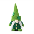 Nain de la Saint-Patrick avec chapeau à trèfle vert et barbe blanche sur fond blanc - Style tresse