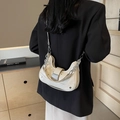 Crèmekleurige hobo-tas met plooistructuur en zilveren kettingriem op model - Off-wit