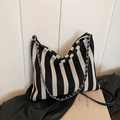 Borsa tote in tela a righe bianche e nere con catena d'argento e tracolla in pelle - Nero