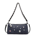 Borsa a spalla in denim blu con perle finte bianche e decoro di cristalli a cuore rosa - Nero