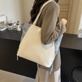 Sac fourre-tout contrasté tendance avec panneaux blanc cassé et bleus et bandoulières - Blanc Cassé