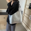Grand sac cabas argenté minimaliste au fini métallisé avec franges décoratives - Argenté