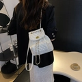Mini mochila beige acolchada con cadena dorada y elegante cierre de giro - Blanco Roto