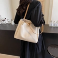 Borsa tote bianca motivo litchi con tracolla marrone da donna in un caffè raffinato - Bianco