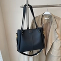 Grande borsa tote nera con motivo litchi e tracolla larga in tessuto regolabile - Nero